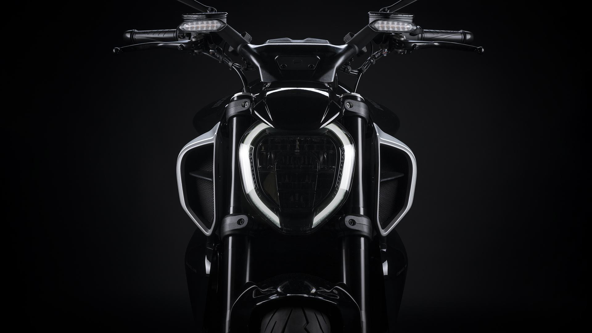 Ducati-Diavel-V4-MY23-overview-gallery-1920x1080-07