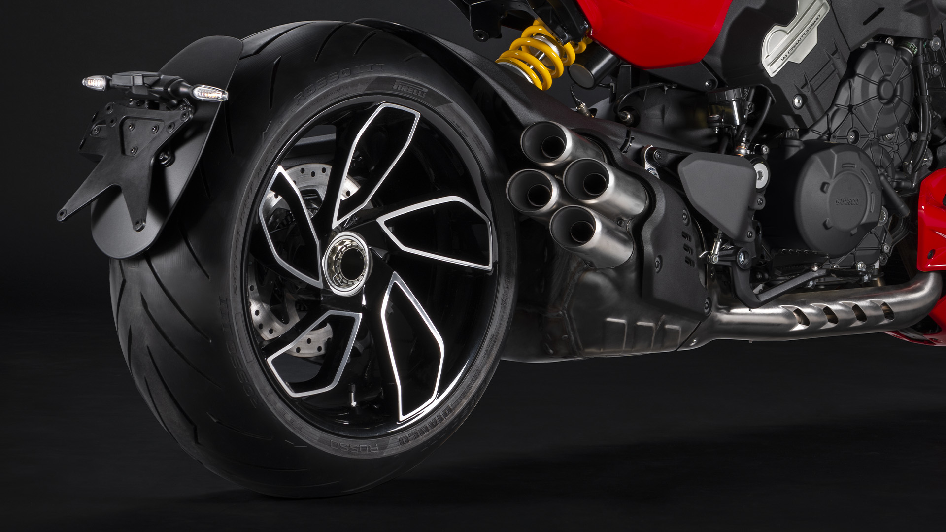 Ducati-Diavel-V4-MY23-overview-gallery-1920x1080-08